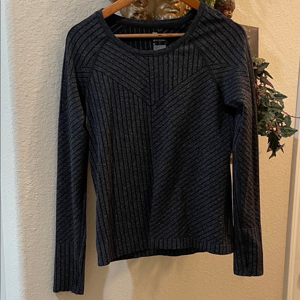 ALL IN MOTION Like New Black and Gray Textured Knit Glove thumbholes Medium Top